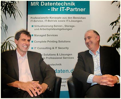 Buchübergabe an unseren Sponsor, der MR Datentechnik